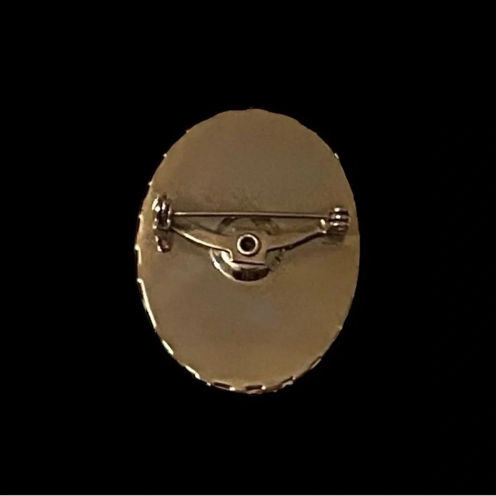Vintage Gold Tone Resin Cameo Brooch. Victorian Inspired. - Picture 4 of 7